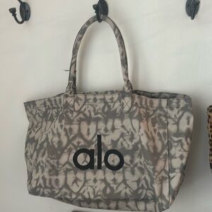 Alo Tote Bag, brand new, no stains or rips. Excellent 10/10 condition.